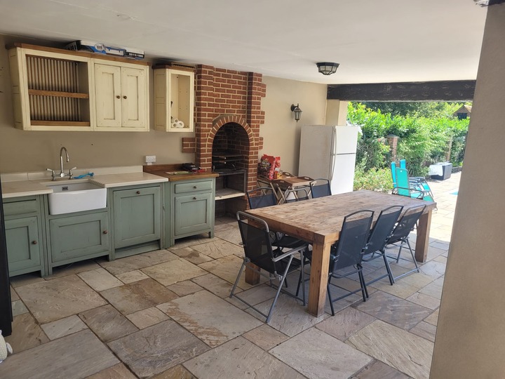 8 Bedroom Villa In Farnborough